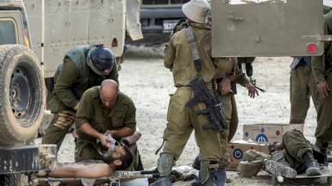 جنود إسرائيليون جرحى في غزة يتلقون عناية طبية أولية