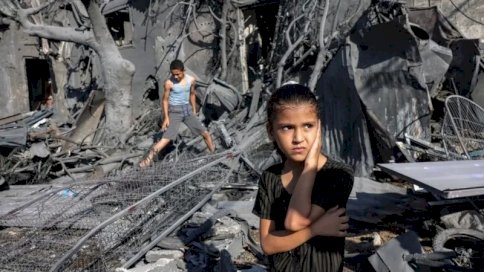 طفلة فلسطينية أمام أنقاض منزلها المدمر في مدينة غزة