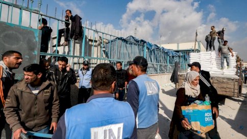 عاملون في وكالة غوث وتشغيل اللاجئين الفلسطينيين (اونروا) يوزعون مساعدات على السكان في رفح جنوب قطاع غزة في 12 كانون الاول/ديسمبر 2023