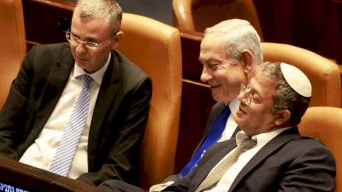 رئيس الوزراء الإسرائيلي بنيامين نتنياهو (وسط) يتحدث مع وزير الأمن القومي إيتمار بن غفير (يمين) ووزير العدل ياريف ليفين (يسار) خلال اجتماع للكنيست في القدس، 10 يوليو 2023