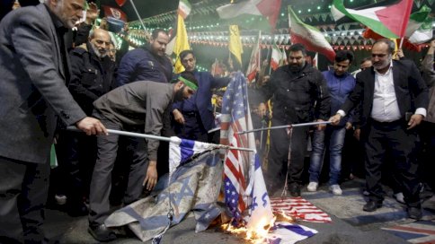 إيرانيون يحرقون الأعلام الإسرائيلية والأميركية خلال احتجاج في ساحة فلسطين في طهران، في 1 نيسان (أبريل) 2024 إثر ضربات جوية إسرائيلية دمرت مبنى القنصلية الإيرانية في دمشق 