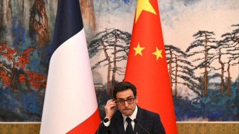 وزير الخارجية الفرنسي سيباستيان سيجورنيه خلال مؤتمر صحافي في بكين في الأول من نيسان (أبريل) 2024 