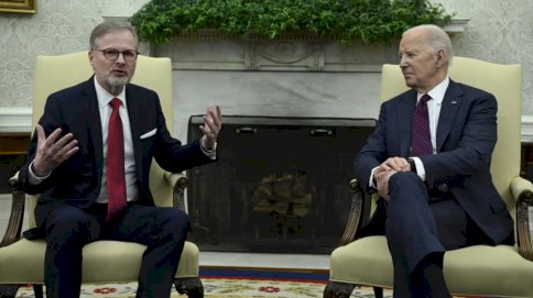 خلال لقاء بايدن مع رئيس الوزراء التشيكي بيتر فيالا في البيت الأبيض 15 نيسان (أبريل) 2024