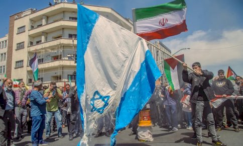 مظاهرة احتجاجية في طهران تحرق العلم الاسرائيلي