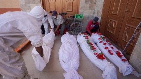 جثث لفت باكفان بيضاء بعد اخراجها من مقبرة جماعية عثر عليها في مجمع ناصر الطبي بجنوب قطاع غزة في 21 نيسان (أبريل) 2024 