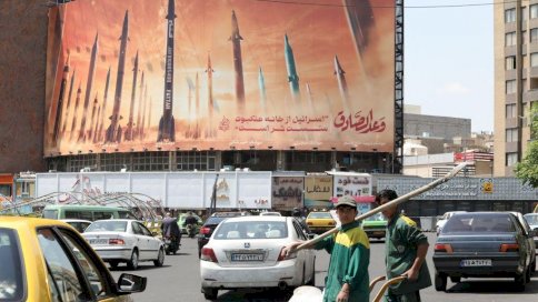لوحة إعلانية تصور صواريخ إيرانية في طهران في 20 نيسان (أبريل) 2024، بعد يوم من إعلان الإعلام الإيراني عن انفجارات في مقاطعة أصفهان وسط البلاد