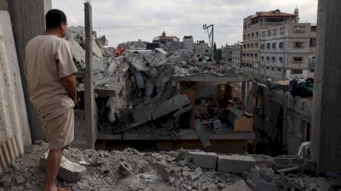 فلسطيني يفحص دماراً طال مباني في رفح (أقصى جنوب غزة) بعد غارة إسرائيلية يوم الاثنين