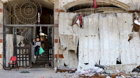 طفل عند مدخل مبنى مدمر جراء القصف الإسرائيلي في مدينة غزة في 3 أيار/مايو 2024 طفل عند مدخل مبنى مدمر جراء القصف الإسرائيلي في مدينة غزة في 3 أيار (مايو) 2024 