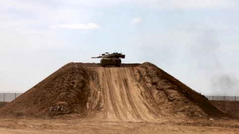 دبابة إسرائيلية متمركزة على تلة ترابية قرب الحدود مع قطاع غزة في الثاني من أيار (مايو) 2024 
