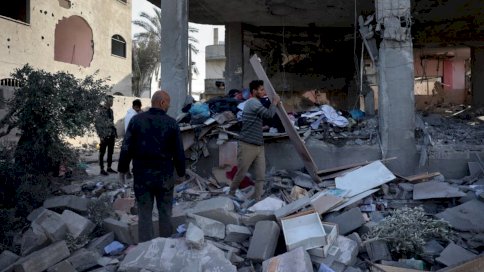 فلسطينيون يتفقدون الأضرار في أعقاب قصف إسرائيلي على رفح في جنوب قطاع غزة 3 ايار (مايو) 2024