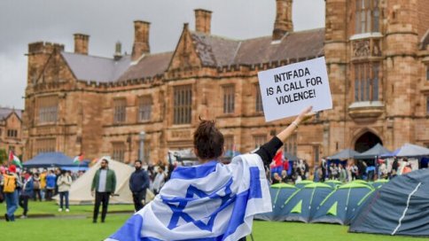 عضو في الجالية اليهودية الأسترالية ينتفض لإسرائيل حاملاً لافتة تقول “الانتفاضة هي دعوة للعنف” في جامعة سيدني يوم 3 أيار (مايو) 2024