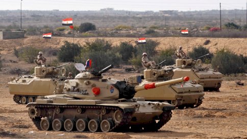 دبابات تابعة للجيش المصري بالقرب من الحدود مع رفح