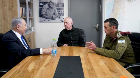 رئيس وزراء اسرائيل بنيامين نتنياهو وزير الدفاع يوآف غالانت ورئيس الأركان هيرتسي هاليفي