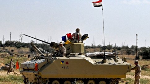 قوات تابعة للجيش المصري بالقرب من الحدود مع رفح