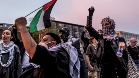متظاهرون مؤيدون للفلسطينيين في حرم جامعة أمستردام في رويترسيلاند في أمستردام في 6 أيار (مايو) 2024. نصب الطلاب خياماً بالقرب من الحرم الجامعي للمطالبة بأن تقطع الجامعة علاقاتها مع إسرائيل 