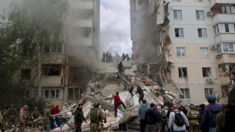 اطفائيون ومتطوعون في مينى سكني انهار جزئيا بعد ضربة اوكرانية في بيلغورود في 12 ايار (مايو) 2024 
