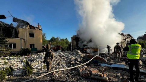 رجال الإطفاء يخمدون حريقا ناجما عن هجوم على خاركيف، 10 أيار (مايو) 2024. 