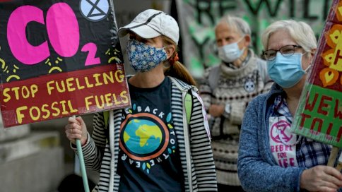 نشطاء من الجمعية المناخية Extinction Rebellion ينظمون مظاهرة في ساحة القديس بطرس، مانشستر، شمال إنكلترا