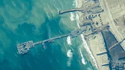 الميناء العائم بعد ربطه بالشاطئ في قطاع غزة في صورة مؤرخة 16 أيار (مايو) 2024. صورة وزعتها القيادة المركزية الأميركية