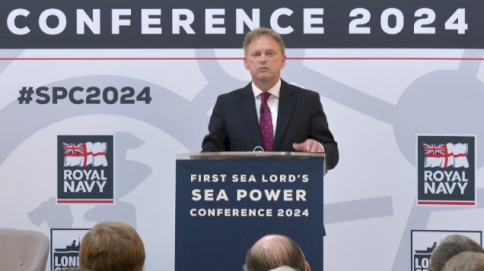وزير الدفاع البريطاني متحدثا في مؤتمر البحرية الملكية 