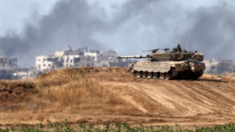 دبابة قتالية تابعة للجيش الإسرائيلي تمركزت في جنوب إسرائيل بالقرب من الحدود مع قطاع غزة 13 أيار (مايو) 2024