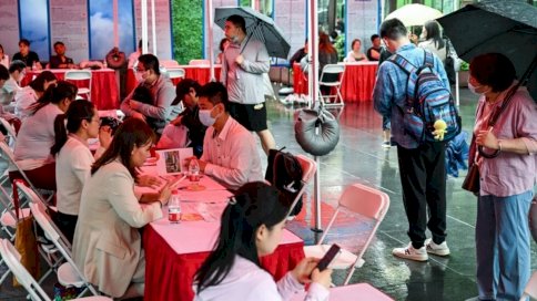 شباب يزورون معرضًا للوظائف في شنغهاي في 31 أيار (مايو) 2024 