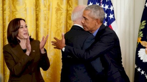 نائبة الرئيس الأميركي كامالا هاريس والرئيس الأميركي جو بايدن والرئيس الأميركي الأسبق باراك أوباما في الغرفة الشرقية من البيت الأبيض في واشنطن العاصمة، في 5 نيسان (أبريل) 2022 