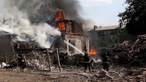 رجال اطفاء يخمدون النيرات في منزل دمر من جراء قصف صاروخي في كوستياتينيفكا في منطقة دونيتسك في 21 تموز (يوليو) 2024. 