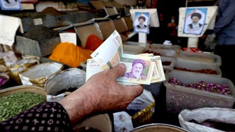 إيرانيون يتسوقون في بازار مولوي جنوب طهران، في 20 حزيران (يونيو) 2021 