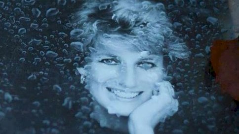 صورة للأميرة ديانا مغطاة بقطرات ماء، وُضعت فوق جسر ألما في باريس – حيث لقيت مصرعها لاحقاً – في مشهد رمزي يعكس تعاطفاً لا يزال حيّاً حتى اليوم