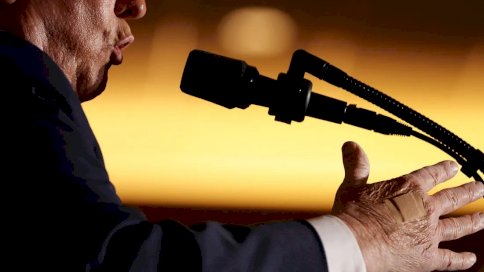 ضمادة يد ترامب تثير التساؤلات حول وضعه الصحي