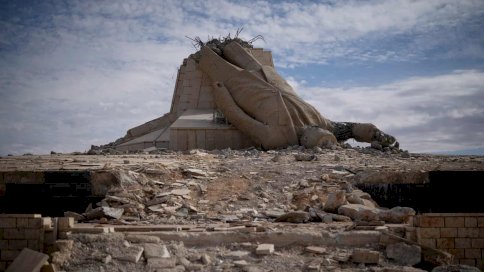 تمثال الرئيس السوري الراحل بعد أن أسقطه ثوار سوريا