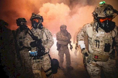 عناصر «أيس» استخدموا الغاز المسيل للدموع في موقع إطلاق نار شمالي مينيابولس يوم 14 يناير (د.ب.أ)