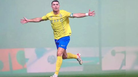 النجم البرتغالي كريستيانو رونالدو هداف فريق النصر السعودي