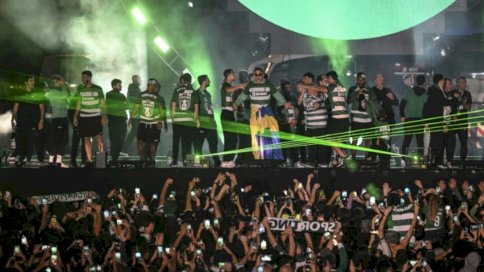 لاعبو سبورتينغ وبينهم الهداف السويدي فيكتور غيوكيريس (وسط) يحتفلون مع الجمهور في ساحة ماركيس دو بوميل في لشبونة بعد حسم لقب الدوري البرتغالي لكرة القدم