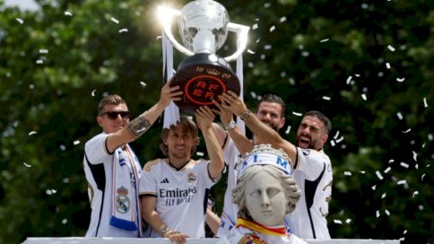 لاعبو ريال مدريد يحتفلون بلقب الدوري الاسباني لكرة القدم في شوارع العاصمة في 12 ايار (مايو) 2024