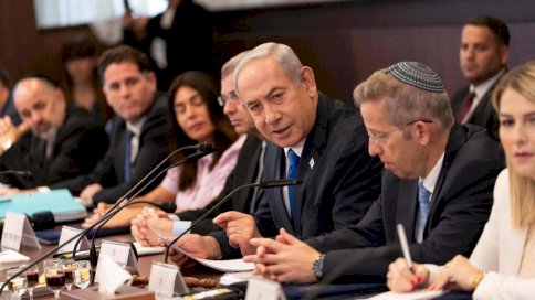 رئيس الحكومة الإسرائيلية بنيامين نتنياهو خلال اجتماع حكومته في القدس