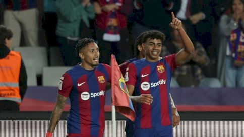 مهاجم برشلونة لامين جمال (يمين) والبرازيلي رافينيا يحتفلان بهز شباك ريال سوسييداد (2-0) في الدوري الاسباني 