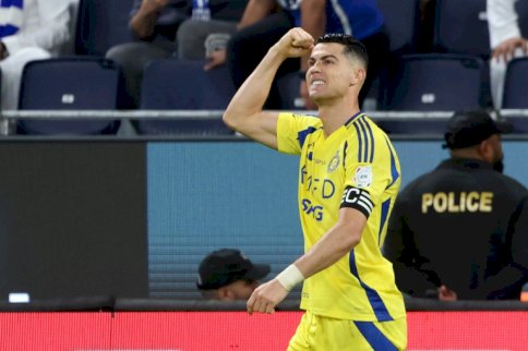 قائد ومهاجم النصر الدوري البرتغالي كريستيانو رونالدو يحتفل بتسجيله الهدف الثالث لفريقه خلال المباراة ضد الهلال (3-1) في الدوري السعودي على ملعب المملكة أرينا في الرياض في الرابع من نيسان/أبريل 2025
