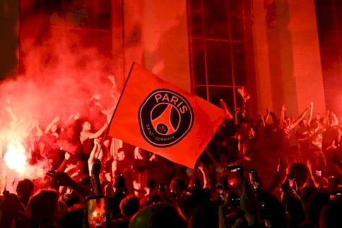 جماهير باريس سان جرمان تحتفل بتتويج فريقها بلقب دوري ابطال اوروبا على حساب انتر ميلان الايطالي في 31 ايار/مايو 2025