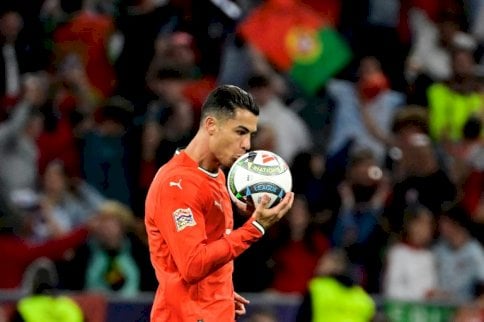 كريستيانو رونالدو قائد البرتغالي يقبل الكرة بعد تسجيله هدفا في مرمى إسبانيا في نهائي كأس الأمم الأوروبية لكرة القدم. ملعب أليانتس أرينا، ميونيخ، في 8 حزيران/يونيو 2025