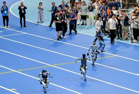 من سباق الجري لمسافة مئة متر في بكين في 14 آب/أغسطس 2025 ضمن البطولة العالمية الأولى للروبوتات الشبيهة بالبشر 