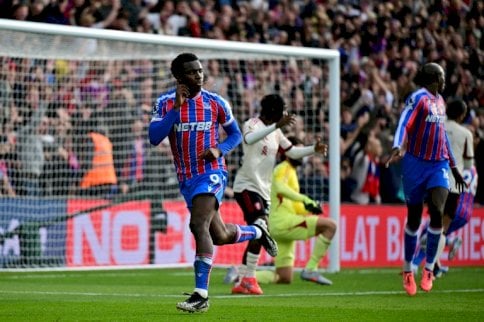 مهاجم كريستال بالاس إيدي نكيتياه يحتفل بهدف الفوز في مرمى ليفربول (2-1) في الدوري الإنكليزي الممتاز على ملعب سيلهيرست بارك في جنوب لندن في 27 أيلول/سبتمبر 2025