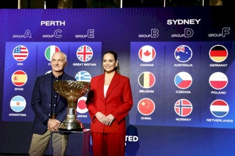 اللاعبان الأستراليان السابقان والي ماسور ويلينا دوكيتش يجريان قرعة كأس يونايتد في سيدني