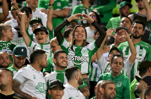 مشجعو فريق أتلتيكو ناسيونال الكولومبي خلال مواجهة ذهاب دور الستة عشر من كوبا ليبيرتادوريس لكرة القدم أمام ساو باولو البرازيلي. ميديين، كولومبيا، في 12 آب/أغسطس 2025.