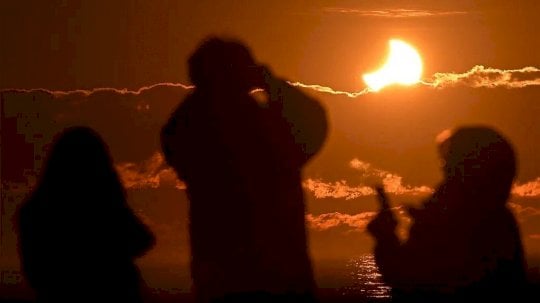 أشخاص يتابعون ظاهرة كسوف الشمس. - Getty Images