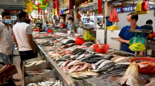 أشخاص في سوق السمك بسنغافورة (توضيحية)