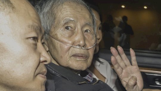 الرئيس البيروفي السابق ألبرتو فوجيموري بعيد الإفراج عنه من سجن في ليما في السادس من كانون الأول (ديسمبر) 2023 