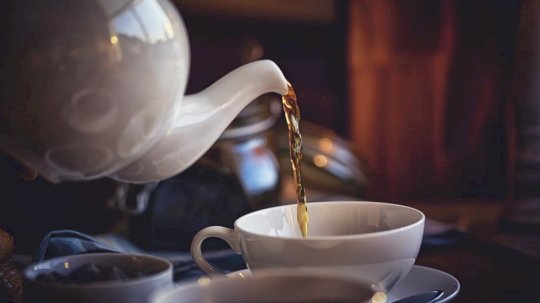 مادة في الشاي تساعد في قتل فيروس كوفيد في تجويف الفم