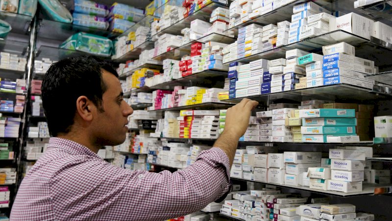 المصريون يشكون غلاء الدواء والحكومة تراه الأرخص عالمياً